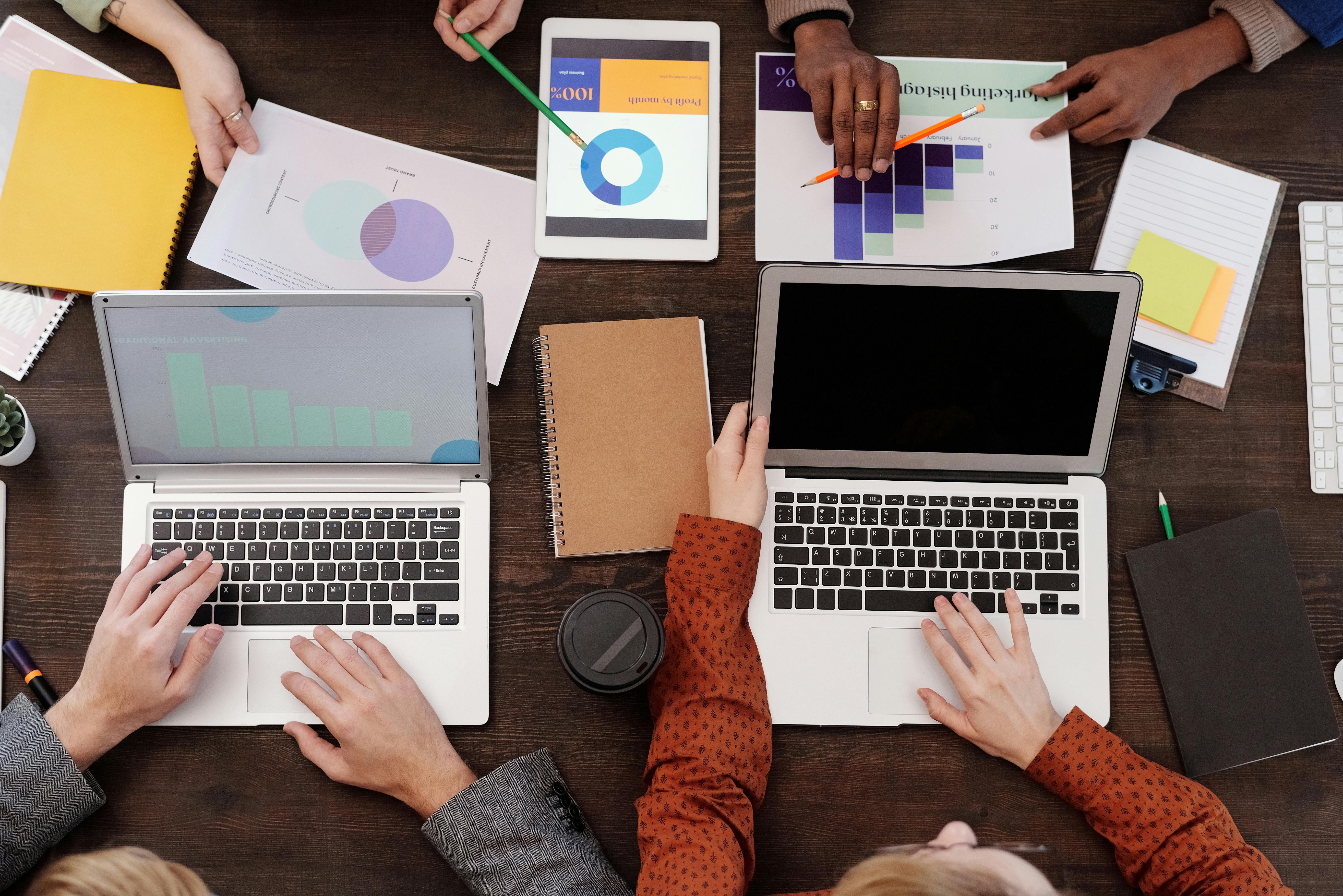 Twee developers aan het werk op een laptop